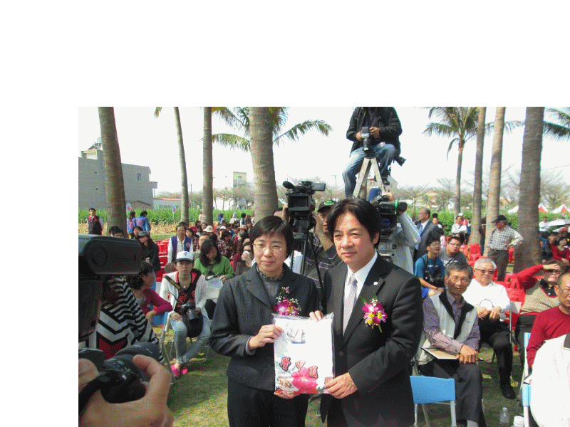 台南市政府為感謝本署調派勞動人協助「2014唸戀學甲蜀葵花文化節」,特別於103/03/01活動當天頒發感謝狀,由本署蔡麗宜襄閱主任檢察官代表出席接受頒獎。